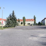 byly plac apelowy. obecnie parking uczelni